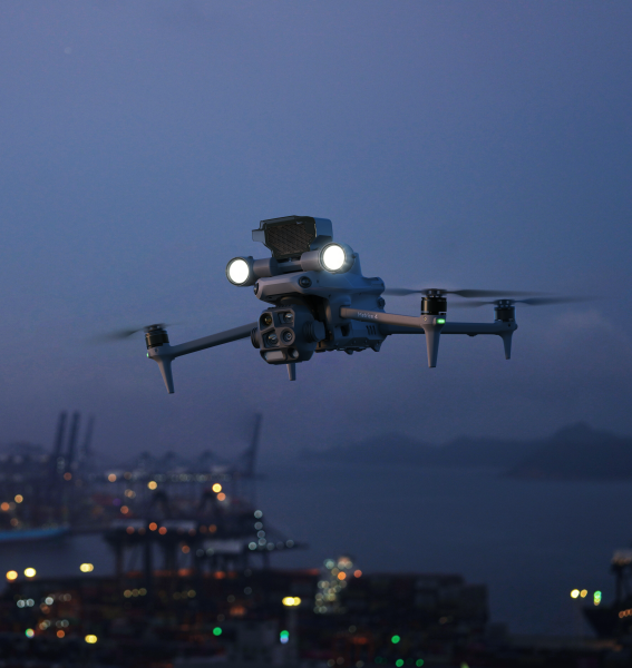 Dronepilot der inspicerer over havet